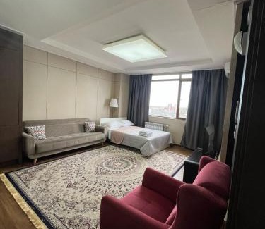 Almaty District Apartamento | 12эт ТОП ЛОКАЦИЯ посольство США до 6 гостей с 2мя кроватями, диваном и 2мя санузлами в Хайвилле