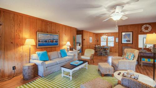Isle of Palms Casa | 12 42nd Avenue by AvantStay 2 Mins To The Beach Screened In Porch