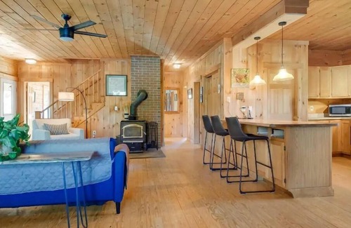 North New Portland Cabina | 12 Acre Orchard Cabin Getaway