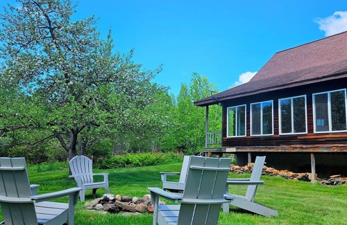 North New Portland Cabina | 12 Acre Orchard Cabin Getaway