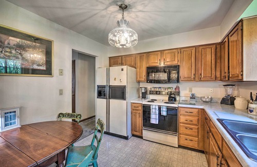 Harrisburg Casa | 12 Mi to Hersheypark: Family Home w/ Deck!