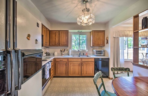 Harrisburg Casa | 12 Mi to Hersheypark: Family Home w/ Deck!