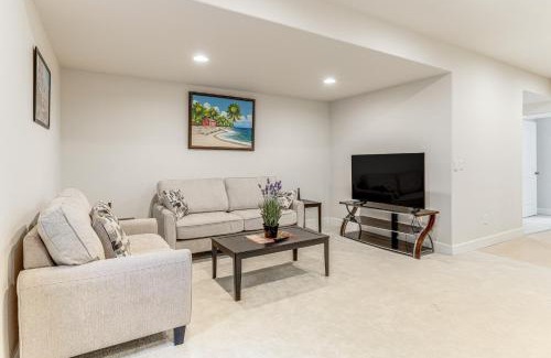Aurora Apartamento | 12 Mi to Hospitals Modern Apartment in Aurora!