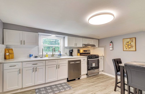 Monroe Township Apartamento | 12 Mi to Rutgers: Brand New Apt w/ Home Office!