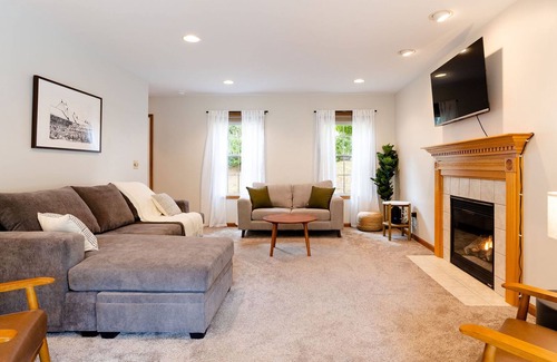 Gansevoort Casa | 12 Min to Saratoga! Pet Friendly, Spacious, Peaceful and Inviting