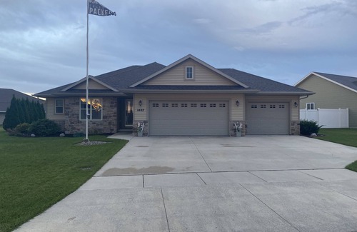 De Pere Casa | 12 MINUTES AWAY FROM LAMBEAU! Come stay for the 2025 NFL DRAFT!