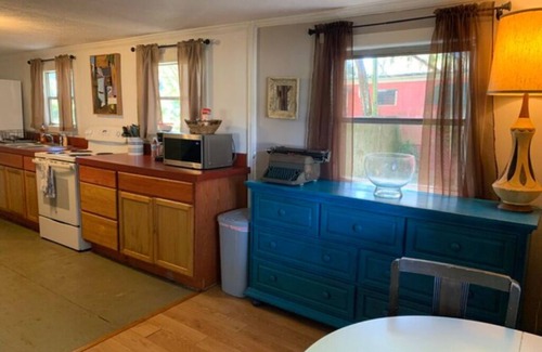Inglis Cabina | 12) Writer's Cottage