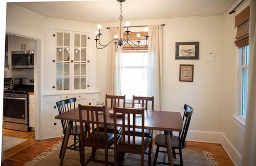 Earlewood Casa | Blue Door Farmhouse, 2 Beds (Downtown cerca de USC, Vista, Ft. Jackson)