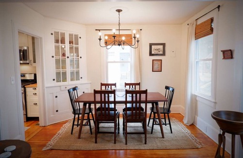 Earlewood Casa | Blue Door Farmhouse, 2 Beds (Downtown cerca de USC, Vista, Ft. Jackson)