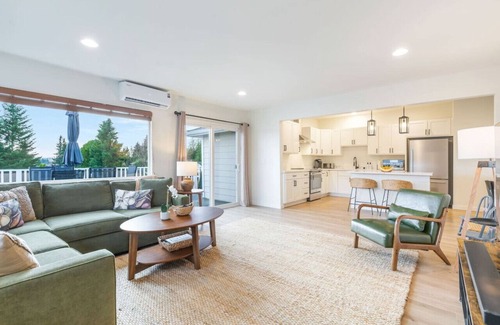 Lake Stevens Casa | 122 - Stylish Family Retreat