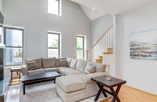 Pulaski Park Apartamento | 1220 PH - Luxury Penthouse: Private Patio, new furniture!