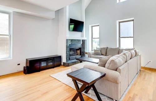 Pulaski Park Apartamento | 1220 PH - Luxury Penthouse: Private Patio, new furniture!