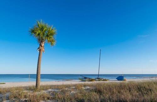 Long Beach Casa | 123 Beau Clair - Beachside Townhome with Balcony and Pool in Long Beach