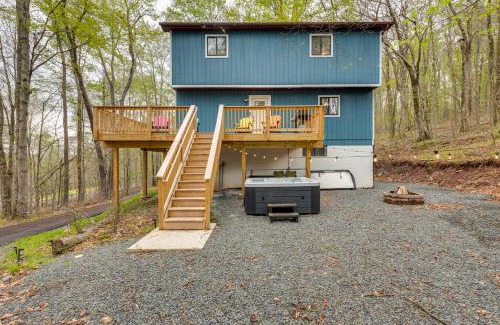 Riverside Estates Casa | 13 Mi to Jack Frost Ski Resort Home with Hot Tub