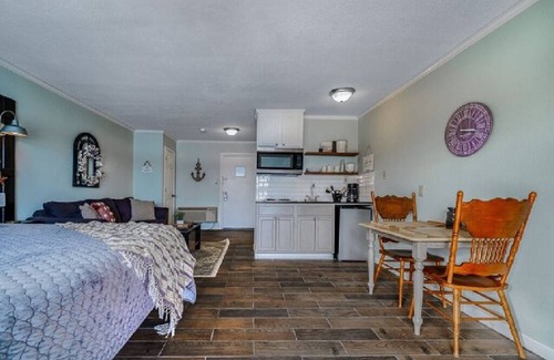 Hot Springs Hotel | #14 The Cove - King Room (pet-friendly)