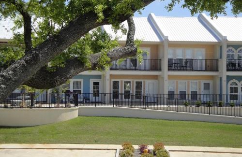 Long Beach Casa | 146 Beau Clair - Beachside Townhome with Pool in Long Beach