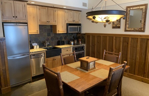 Lake Placid Condominio | 15-45% de descuento: Whiteface Lodge: piscinas, jacuzzis, spa, sala de juegos y teatro.