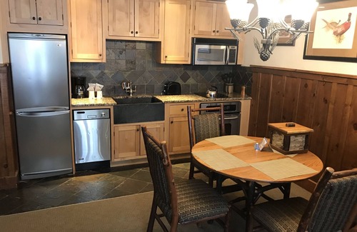 Lake Placid Condominio | 15-45% de descuento: Whiteface Lodge: piscinas, jacuzzis, spa, sala de juegos y teatro.