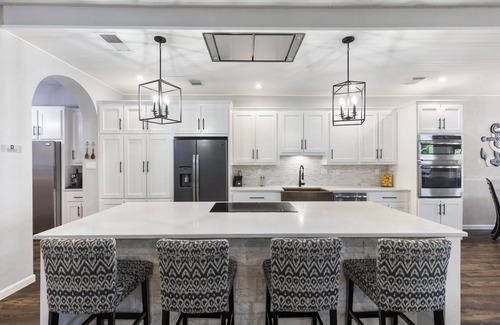 April Sound Casa | 15 miles to Renaissance Fest-Beautiful Lakefront property-Weekly Discounts!