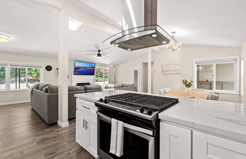 Serra Mesa Casa | 15 Min to Beach and Zoo! - Hot Tub - Cozy Villa