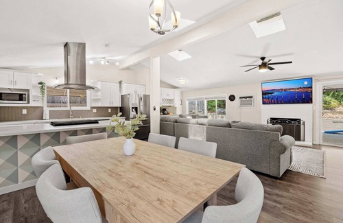 Serra Mesa Casa | 15 Min to Beach and Zoo! - Hot Tub - Cozy Villa