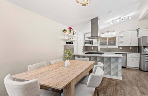 Serra Mesa Casa | 15 Min to Beach and Zoo! - Hot Tub - Cozy Villa