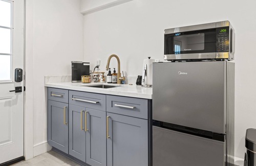 Bayview Casa | 15-Min to Moscone | Work Table | Modern Setting