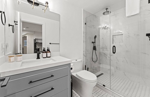 Bayview Casa | 15-Min to Moscone | Work Table | Modern Setting