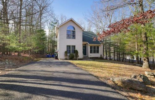 East Stroudsburg Casa | 15 Min to Ski Resorts, Dog Friendly, Cozy 3 BR, Game Area & Fire Pit