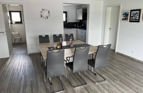 Eichenkirnberg Apartamento | 15 Minuten vom Freizeitpark und Seen Entfernt. Ferienwohnung in Ruhiger Lage