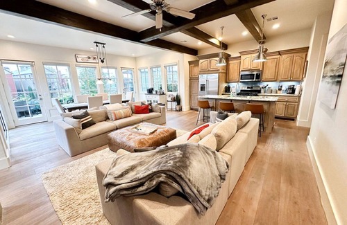 Vinita Casa | 15% off gorgeous cottage, hot tub, pool, fishing ponds, streams, waterfalls!