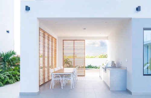 Grace Bay Apartamento | 15% Off Oct- Walk to Grace Bay-Pool Views! Z-B103