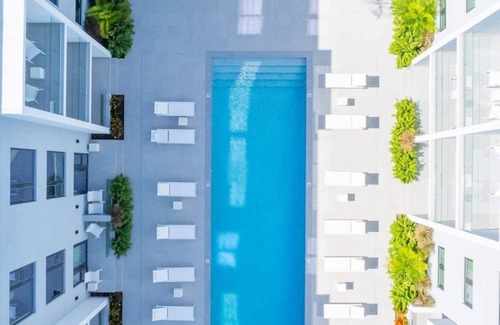 Grace Bay Apartamento | 15% Off Oct- Walk to Grace Bay-Pool Views! Z-B103