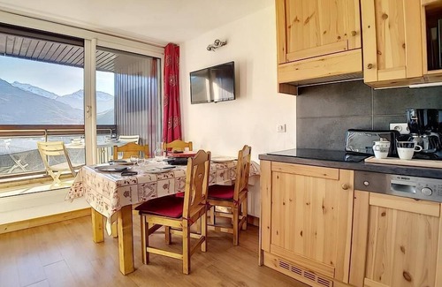 Reberty Apartamento | 150m from resort center, 6th floor, view mountain/ski slopes, ski locker, 28m², Les Menuires