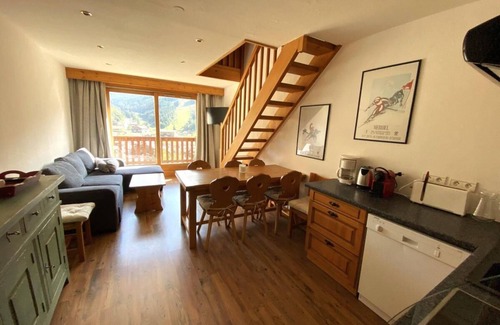 Meribel Centre Apartamento | A 150m de las pistas de esquí, 5.o piso, vista estación, balcón, tv, local para esquís, 42m²