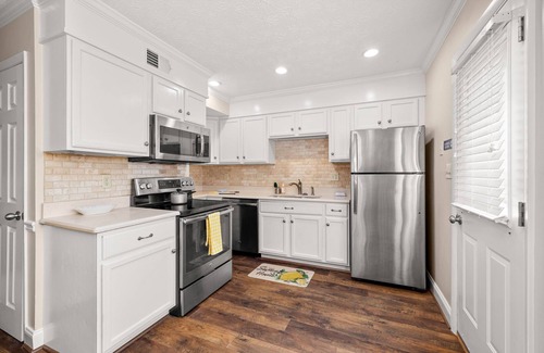 Gainesville Condominio | 16+ day, Quiet 2/1.5 condo 5 min from NE Georgia Med Center & Gainesville Square