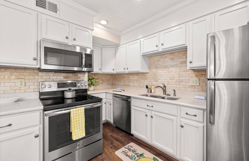Gainesville Condominio | 16+ day, Quiet 2/1.5 condo 5 min from NE Georgia Med Center & Gainesville Square