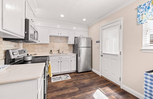Gainesville Condominio | 16+ day, Quiet 2/1.5 condo 5 min from NE Georgia Med Center & Gainesville Square