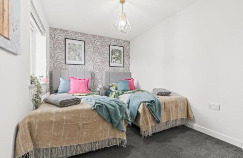 Little Hay Casa | #16 Detached Stunning Lux 3 Bed home Parking NEC