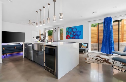 Blackshear-Prospect Hill Casa | 16 Guest Home w Outdoor Lounge and Rooftop Patio