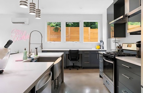Blackshear-Prospect Hill Casa | 16 Guest Home w Outdoor Lounge and Rooftop Patio