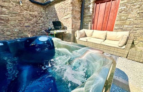 Usk Casa | 16th Century Farm House,6 Beds,5 BATHROOMS,SLEEPS 15,BBQ,HOT TUB,CINEMA ROOM WITH SURROUND SOUND,With Cymru Holidays