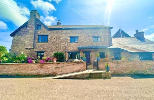 Usk Casa | 16th Century Farm House,6 Beds,5 BATHROOMS,SLEEPS 15,BBQ,HOT TUB,CINEMA ROOM WITH SURROUND SOUND,With Cymru Holidays