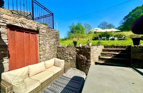 Usk Casa | 16th Century Farm House,6 Beds,5 BATHROOMS,SLEEPS 15,BBQ,HOT TUB,CINEMA ROOM WITH SURROUND SOUND,With Cymru Holidays