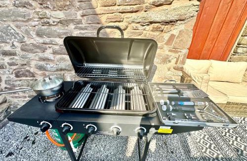 Usk Casa | 16th Century Farm House,6 Beds,5 BATHROOMS,SLEEPS 15,BBQ,HOT TUB,CINEMA ROOM WITH SURROUND SOUND,With Cymru Holidays