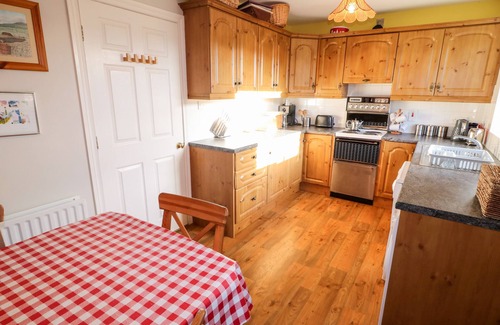 Omagh Cabaña | 17 BUNINVER ROAD, pet friendly, character holiday cottage in Gortin
