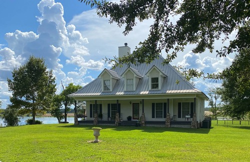 Auburn - Opelika Casa | 17 miles to Auburn University 4-bedroom 4-bath house with pool