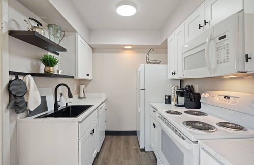 Fairview Casa | 17 minutes from pdx, large fenced yard, driveway parking.