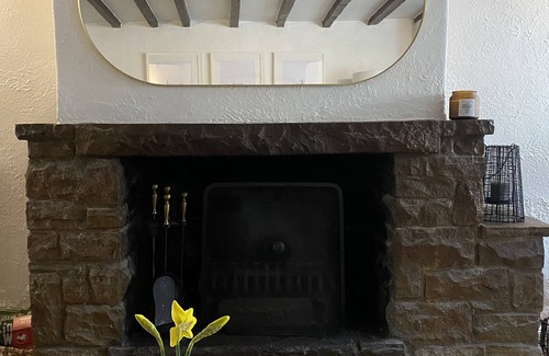 Upholland Cabaña | 1750's cottage with open fire and beams in the historic village of Up Holland