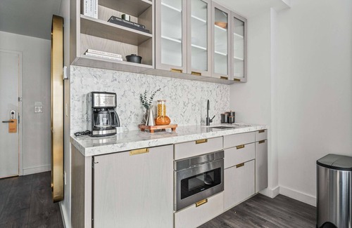 Financial District Apartamento | 17john: Classic King Studio Apartment